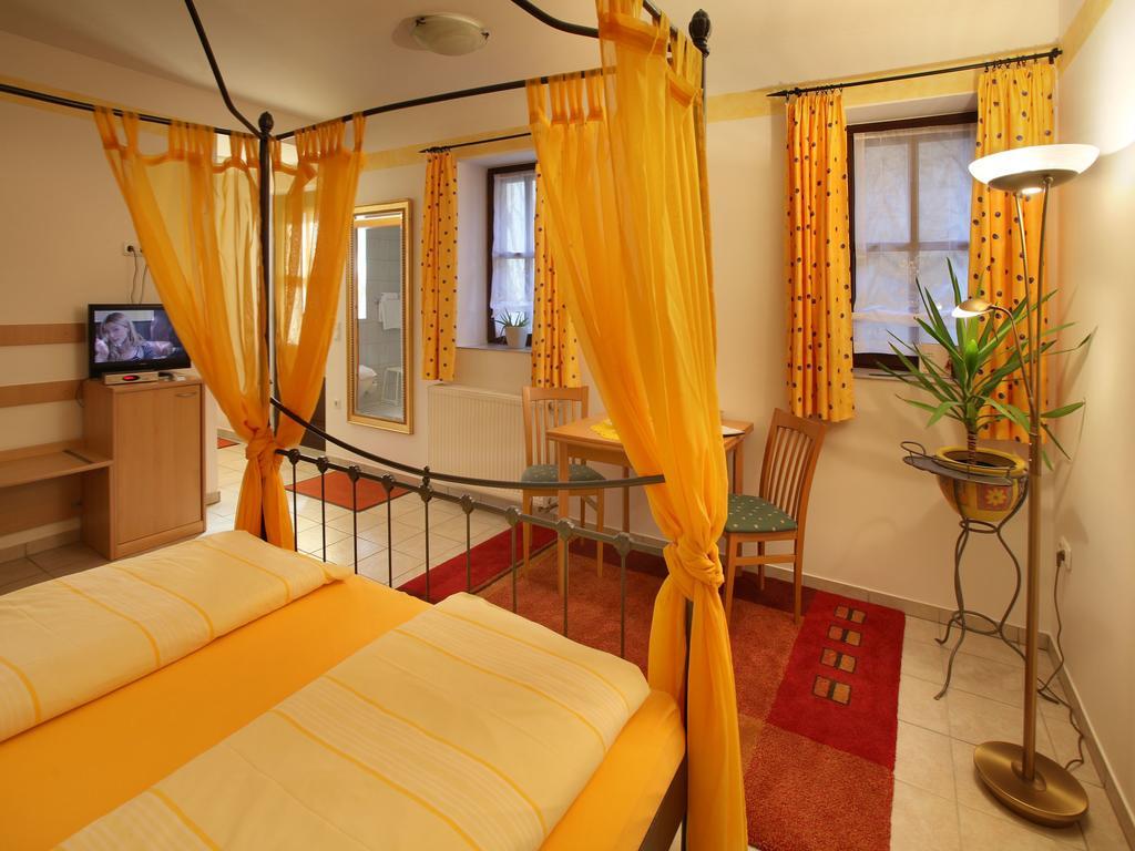 Worners Schloss Weingut & Wellness-Hotel Prichsenstadt Ngoại thất bức ảnh