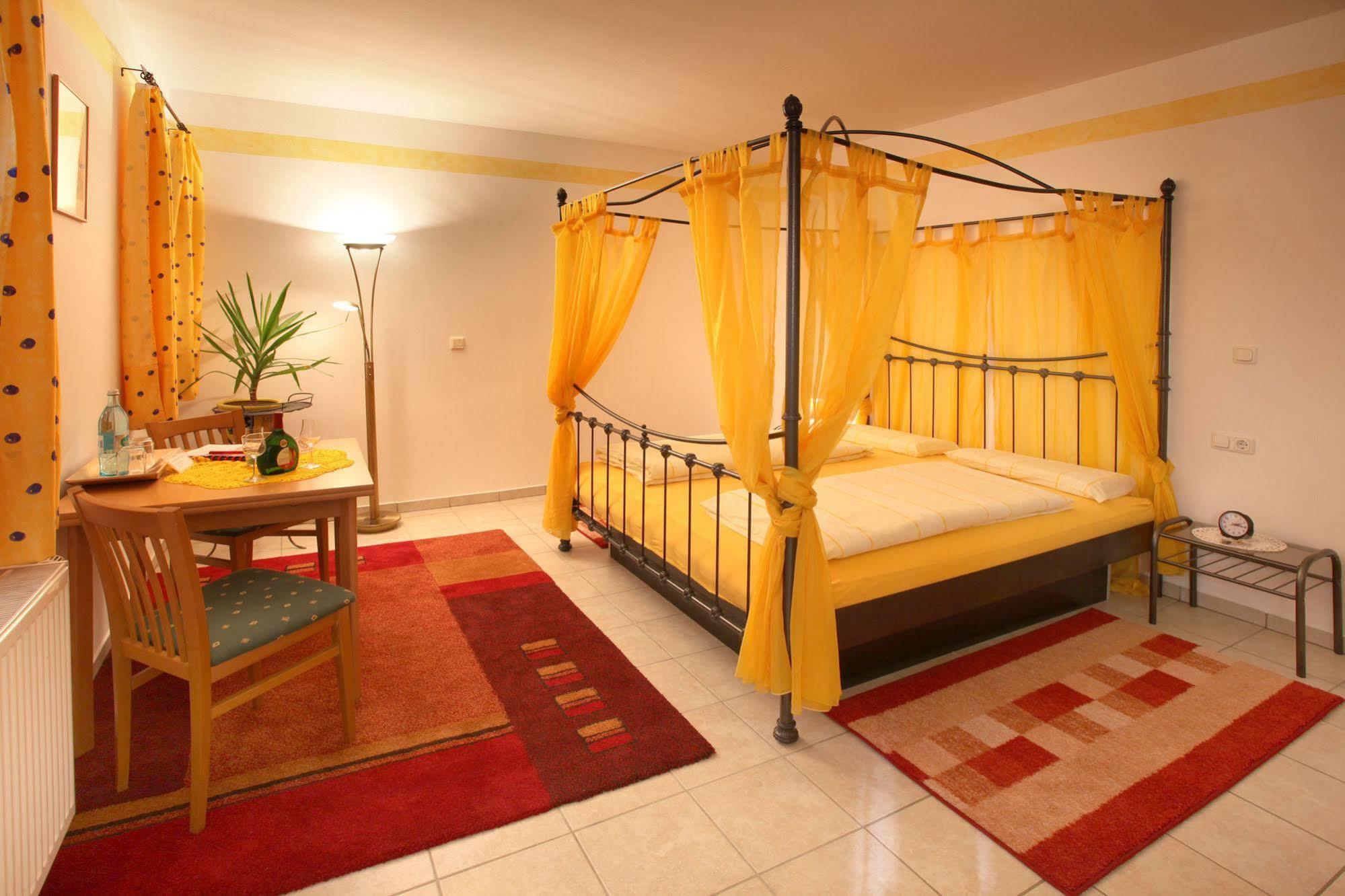 Worners Schloss Weingut & Wellness-Hotel Prichsenstadt Ngoại thất bức ảnh